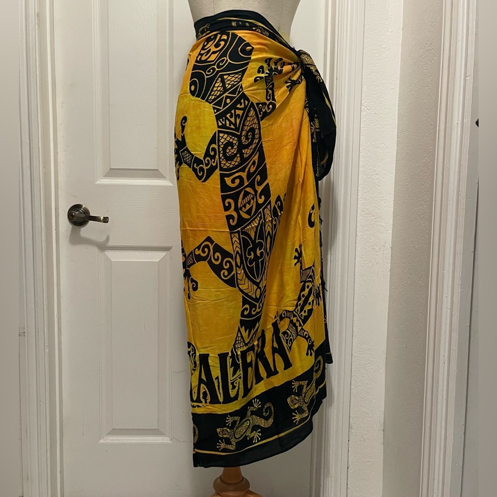 SARONG Gold Yellow Black Gecko Print Sarong Wrap Shawl Scarf Puerto Galera - New - Picture 2 of 8